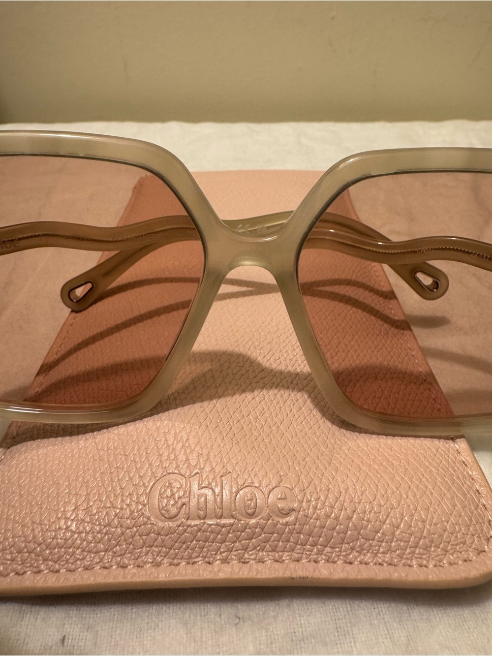 PRE-LOVED Chloé Zelie CHO086S square sunglasses. Made in Italy